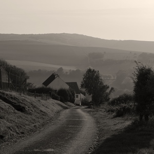 Maisons isolées dans un paysage vallonné en noir et blanc  - France  - collection de photos clin d'oeil, catégorie paysages